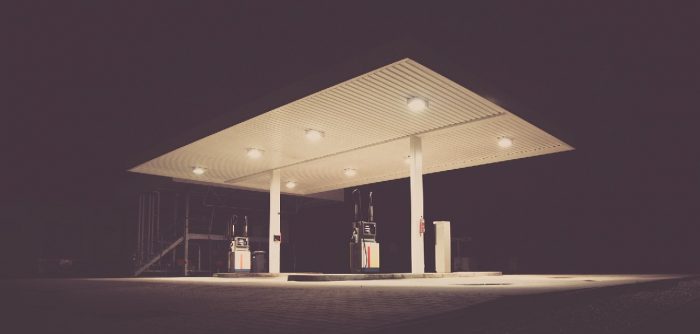 ¿Es legal que una gasolinera me cobre por inflar los neumáticos?