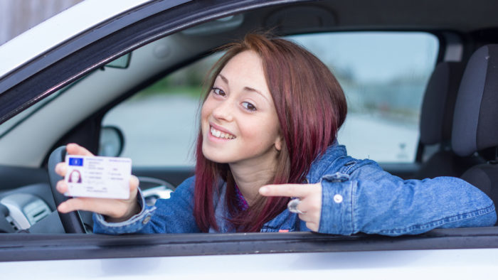 Bruselas quiere que los jóvenes de 17 años puedan sacarse el carnet de conducir de coches y camiones