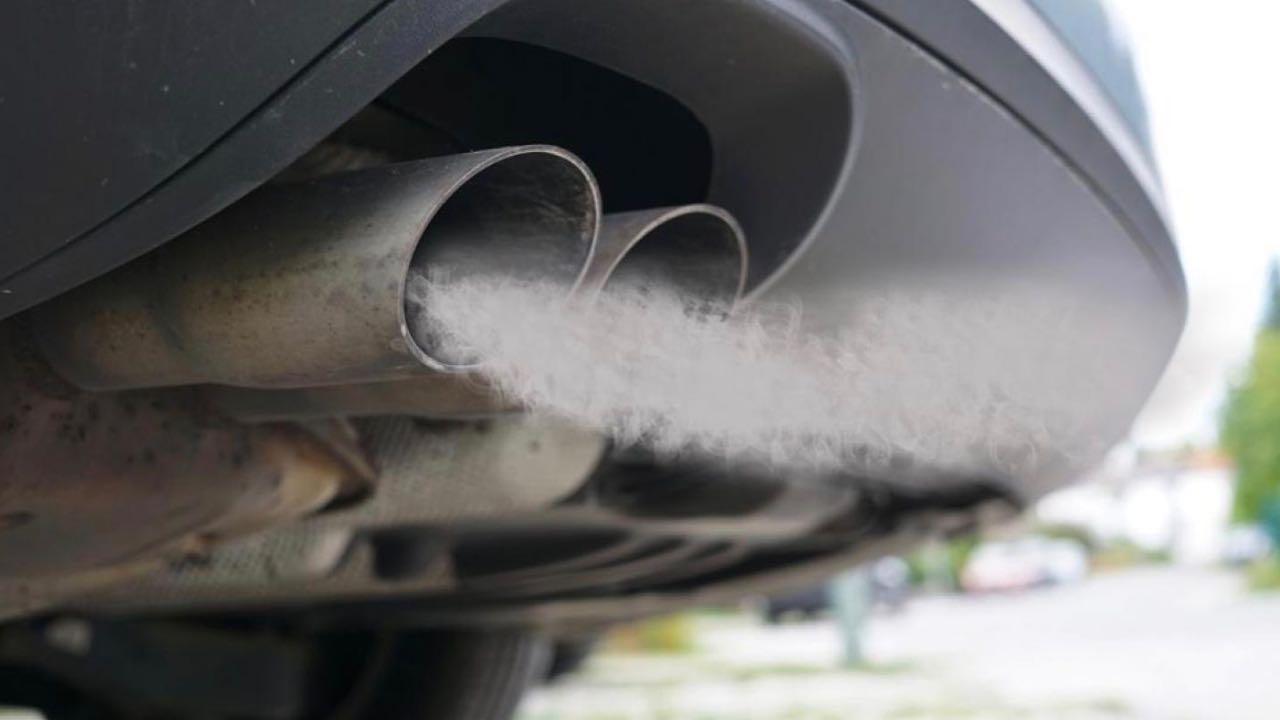 emisiones coches tubo escape
