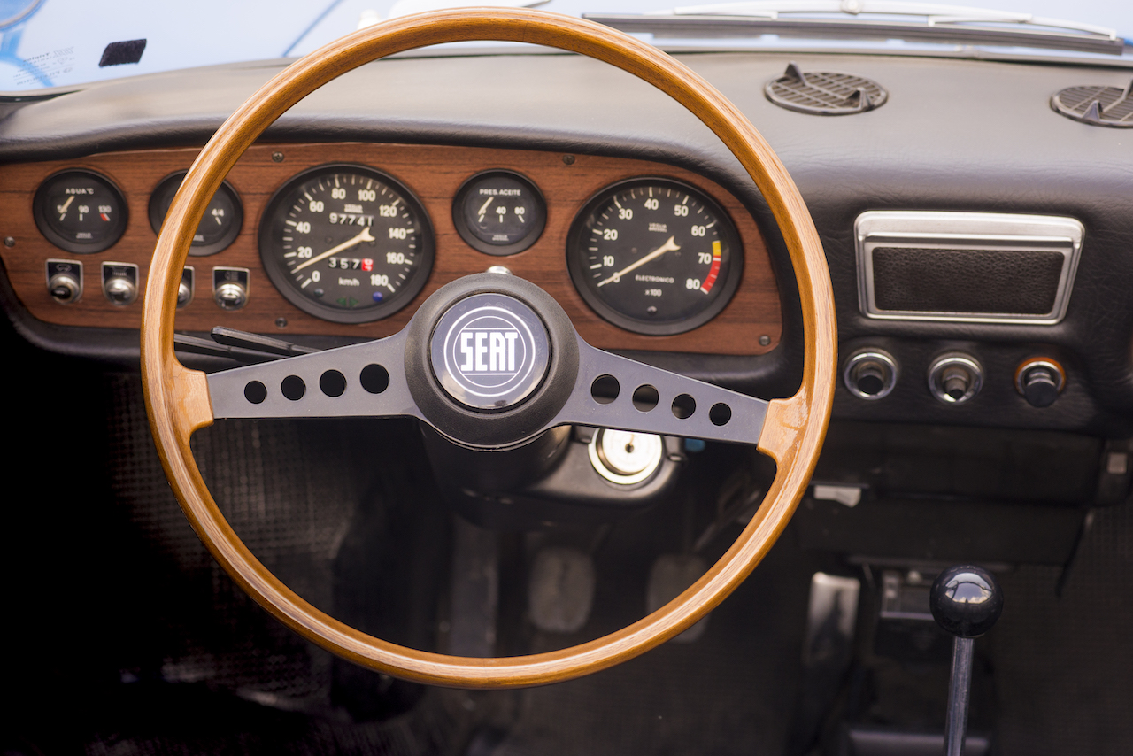 1970-SEAT-850-Spider-steering-wheel_HQ