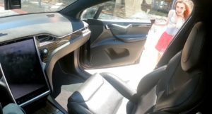 La última moda: grabar un vídeo porno con el Autopilot de Tesla