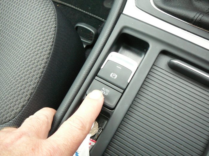 Por qué está desapareciendo el freno de mano manual en los coches nuevos  que se venden en España?