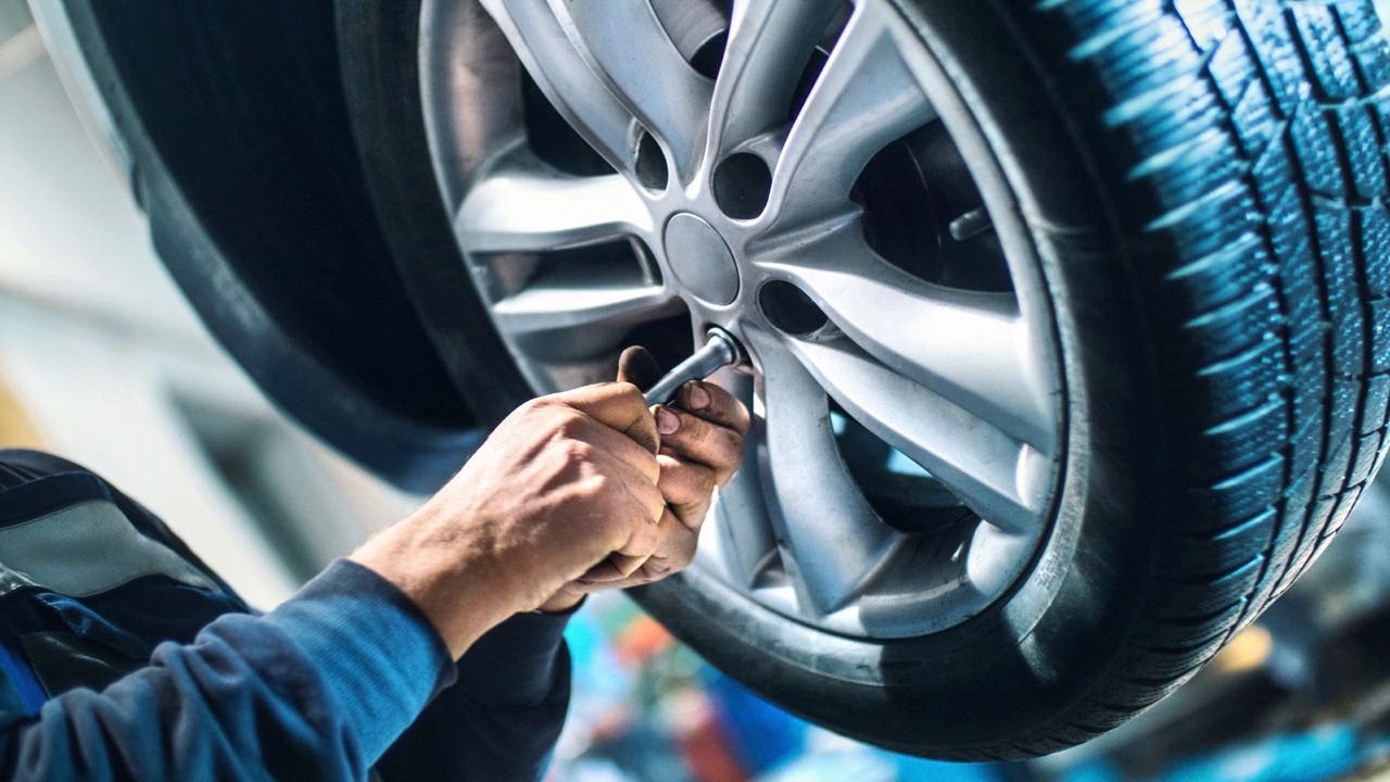 leyendo moverse claro Qué señales te indican que debes cambiar los neumáticos?