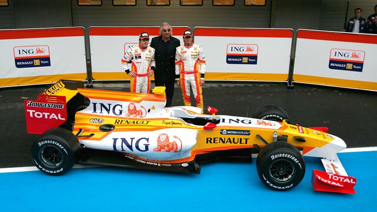 Fernando Alonso de Renault en el coche de carreras de Fórmula 1 en
