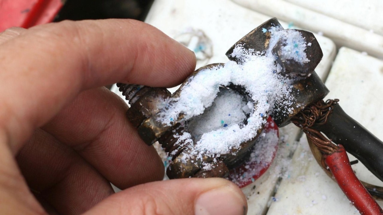 ¿Corrosión en los bornes de la batería de tu coche? Te explicamos cómo