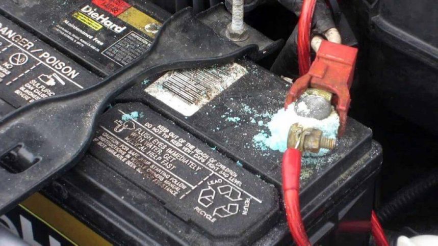 Corrosión en los bornes de la batería de tu coche? Te explicamos cómo  limpiarla