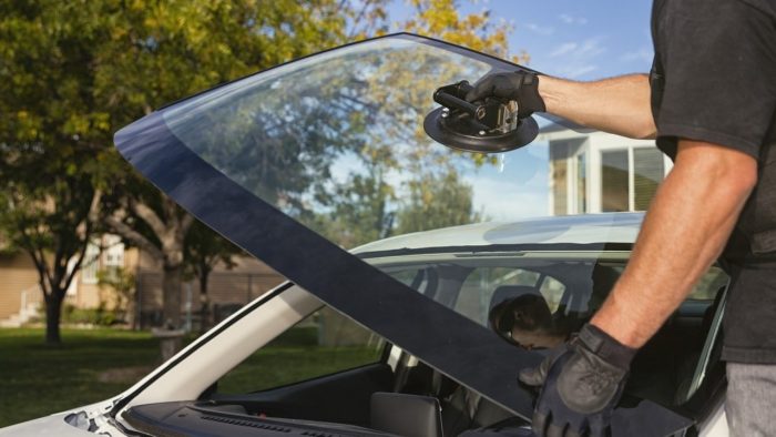 Calor, insectos y arena: Por qué pueden romper el parabrisas de tu coche