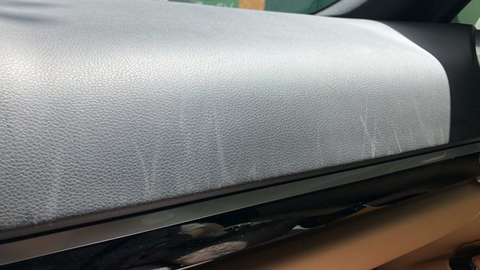 Cómo puedo quitar los arañazos de los plásticos interiores del coche?