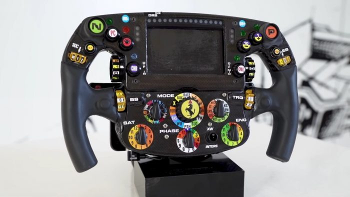 Carlos Sainz Jr. te explica cómo funciona un volante de Fórmula 1 (el de  Ferrari)