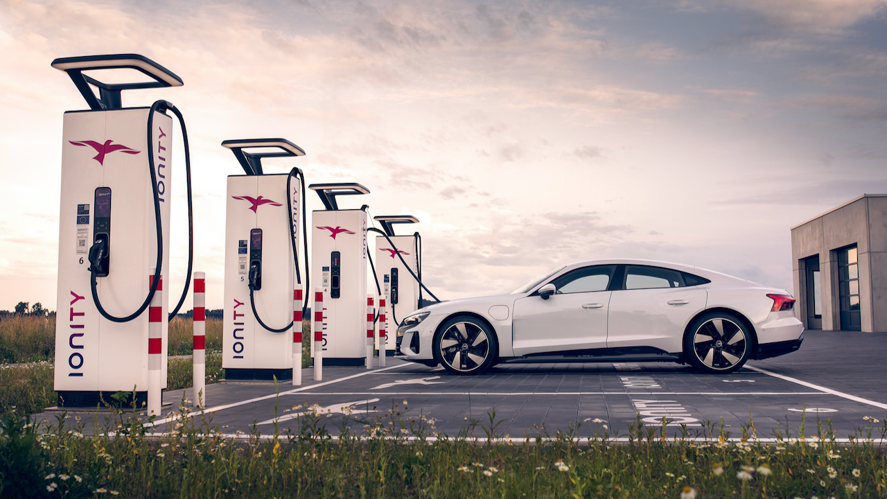 IONITY offers charging capacities of up to 350 kW for fast charging.