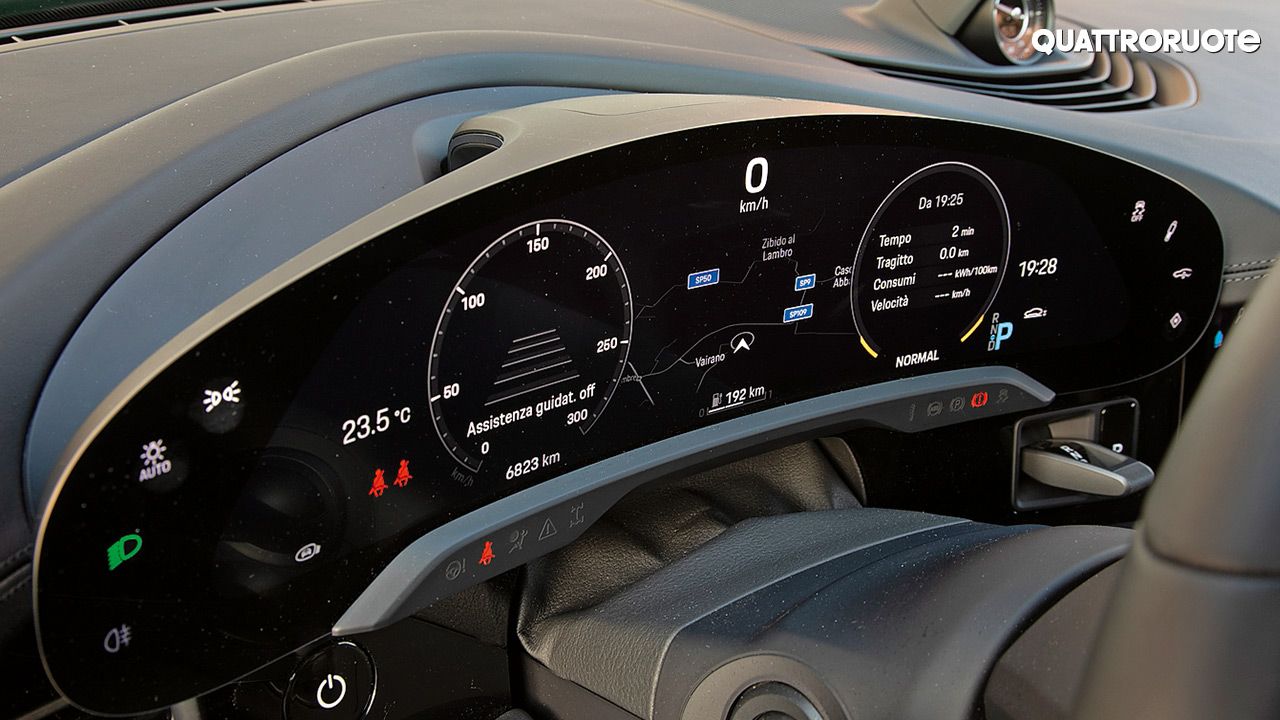 Porsche-Taycan-driver-cockpit