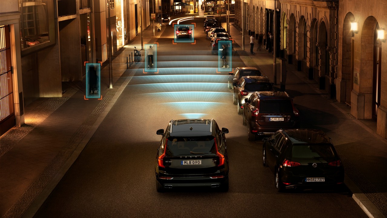 The all-new Volvo XC90 &#8211; City Safety in darkness