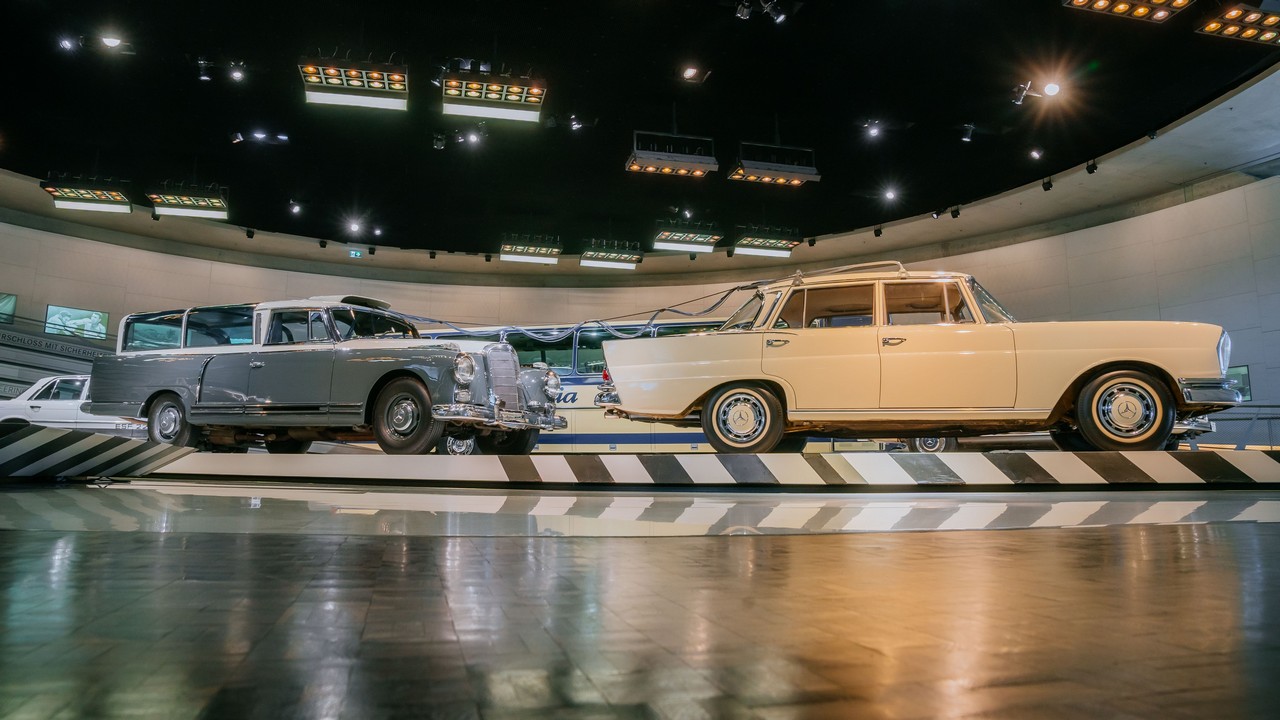 Vorne „Adenauer“, hinten Datenlabor: Mercedes-Benz 300 Messwagen von 1960“Adenauer” in the front, data laboratory in the rear: The Mercedes-Benz 300 measuring car from 1960