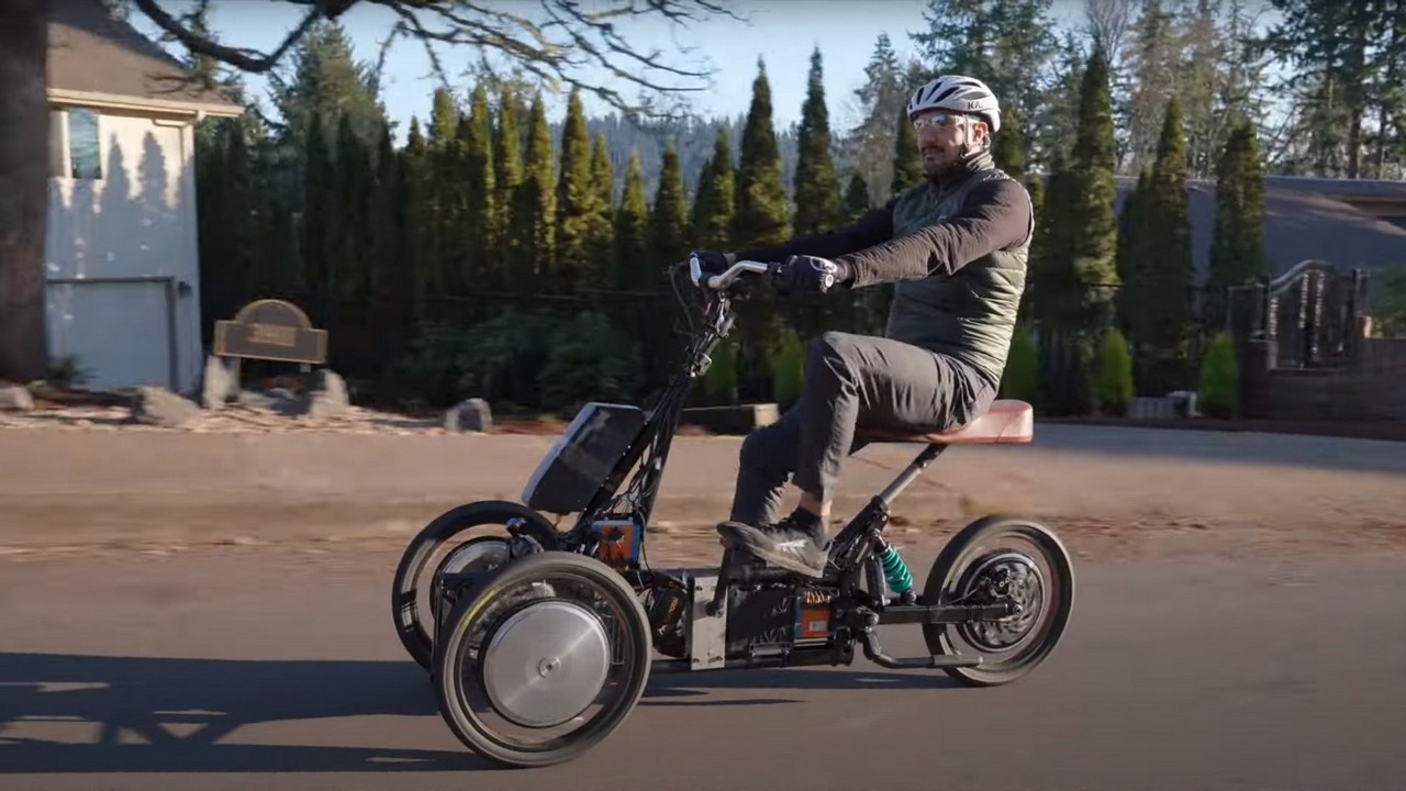 Arcimoto presentó este nuevo y ágil triciclo eléctrico que puede inclinarse  como una bicicleta