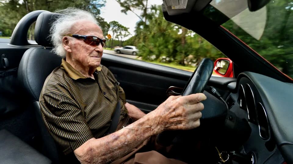 anciano conduciendo