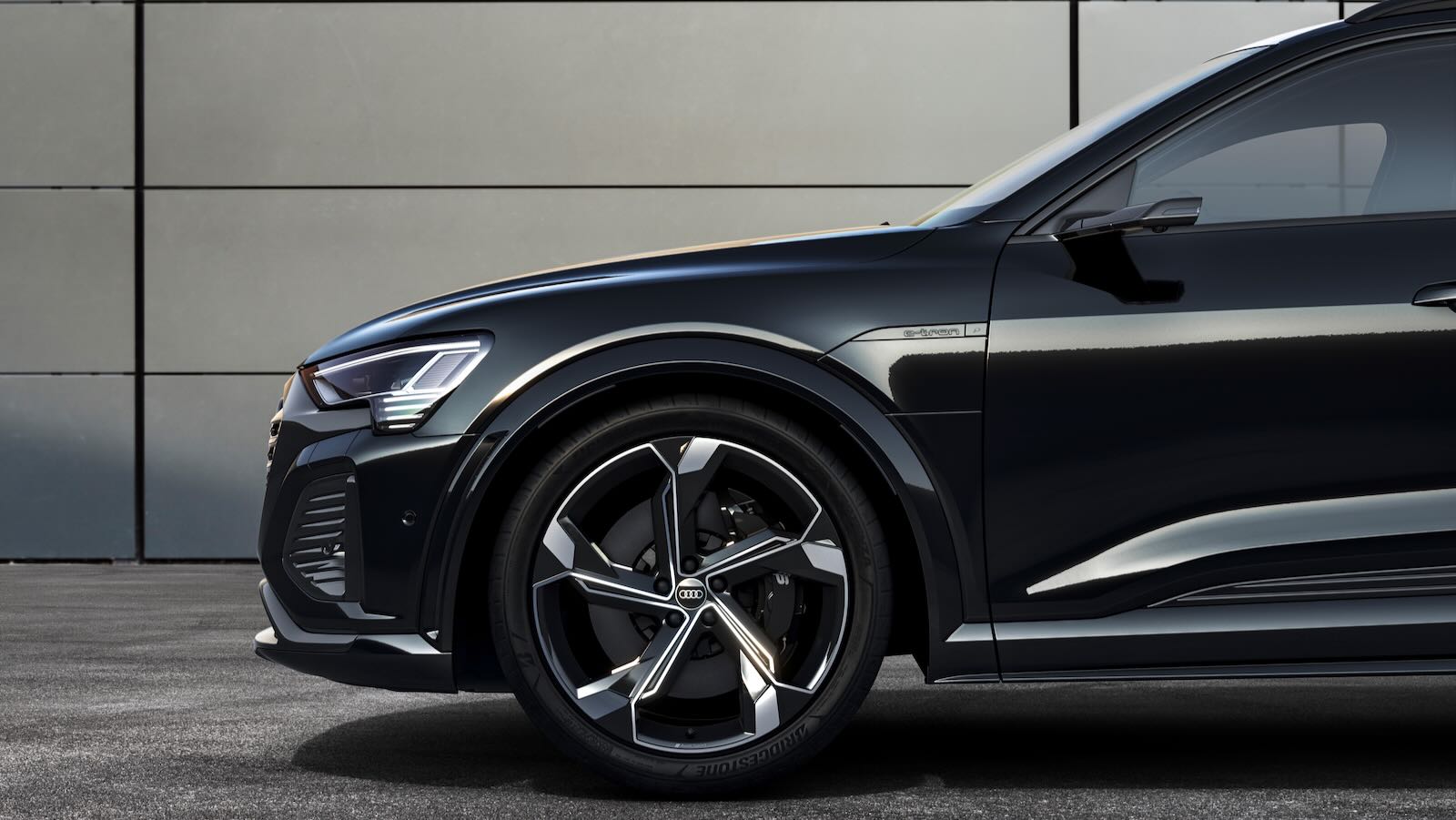 Audi-SQ8-e-tron-quattro-2023-detalle-8.j