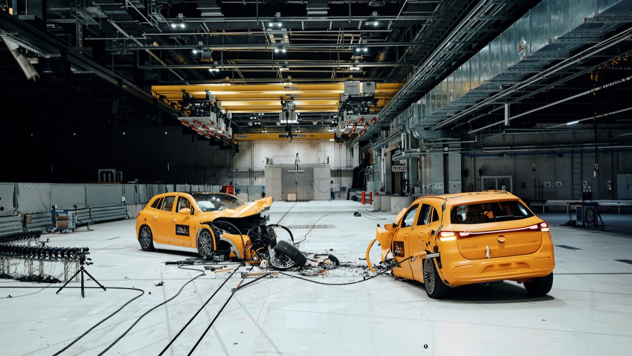 „Real-life“-Crashtest: Mercedes-Benz Elektrofahrzeuge sind so sicher wie alle Modelle mit dem SternReal-life crash test: Mercedes-Benz electric vehicles are every bit as safe as all other models from the brand with the star